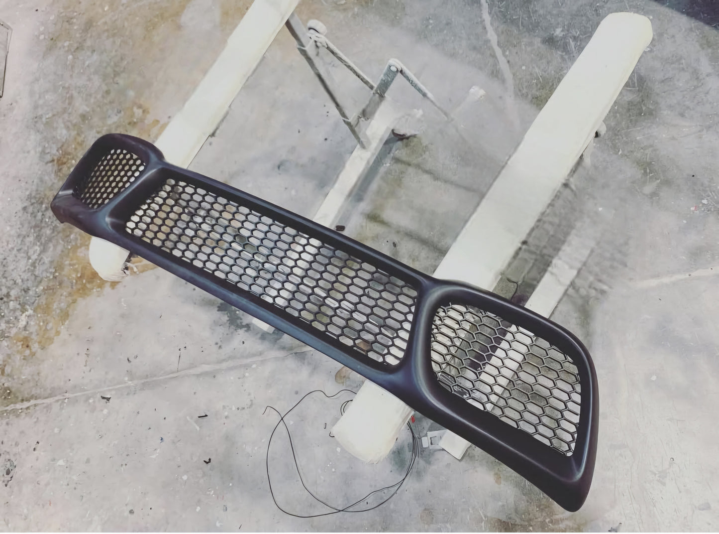 Frontmaske komplett mit Gittern vor der Neugestaltung